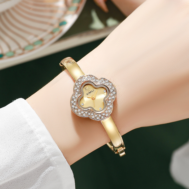 Luxury Watch Diamond - 女性の高級ダイヤモンドがちりばめられた四つ葉のクローバークォーツ腕時計ニッチデザインファッションウォッチカジュアルレディース腕時計ガールギフト