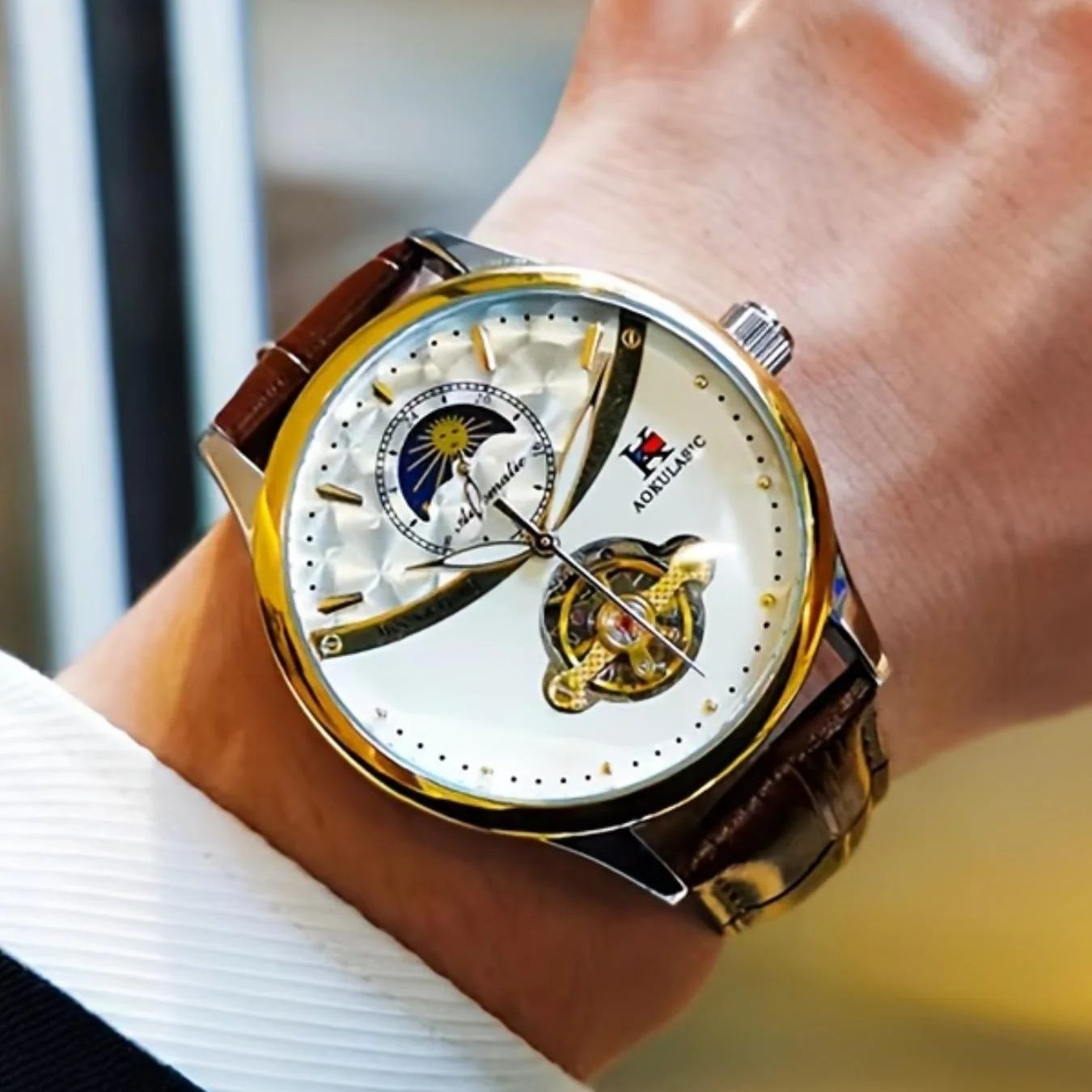 Luxury Watch It - 高級感のあるメンズ自動巻き機械式腕時計。高い信頼性と魅力的な外観を備え、スケルトンデザインが特徴です。このファッショナブルな高級メンズ腕時計は、シンプルさとスタイルを兼ね備え、人気の売れ筋商品です。 ギフトウォッチには推奨されるブランドです。 バッテリーなし