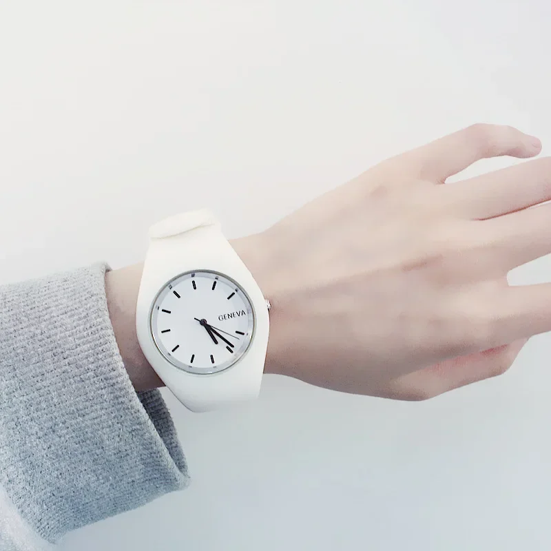 Dress Watch Ultra Thin - 男性腕時計女性クリーム色超薄型ファッションギフトシリコーンストラップレジャー腕時計ジュネーブスポーツ腕時計女性のゼリー腕時計