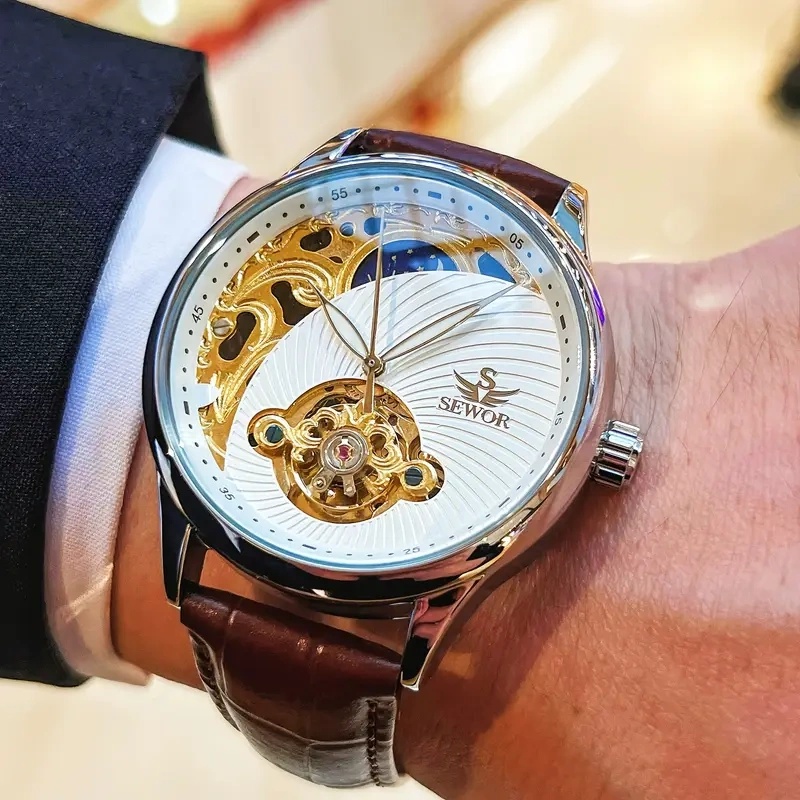 Luxury Watch It - 豪華なメンズ自動巻き機械式腕時計。エレガントさとファッション性を兼ね備えたスケルトンデザイン。スケルトン・トゥールビヨンとハーフムーンデザインを採用し、休日やビジネスの集まりに最適な贈り物。レトロでありながらファッショナブルなビジネス美学を示しています。 それは、豪華でスタイリッシュ、シンプルでカジュアル、多用途でユニークな男性用トゥールビヨン腕時計で、レトロなスタイル、夜光機能、防水機能を備え、小さなゴールドデザインが特徴です。 それはファッショナブルなアクセサリーであり、彼への最高の贈り物です。