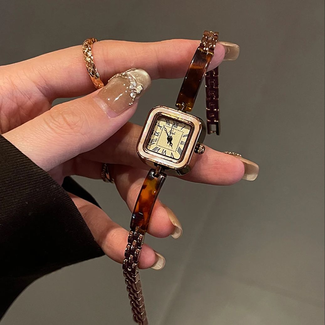 高級ヴィンテージレディースウォッチ、ローマ数字とスクエアダイ - Luxury Watch Vintage のレビューと価格
