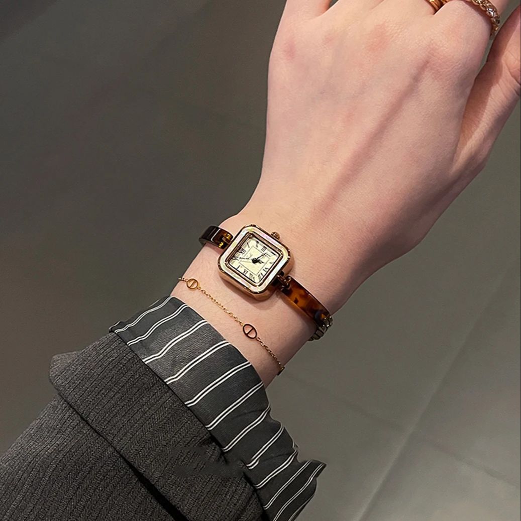 高級ヴィンテージレディースウォッチ、ローマ数字とスクエアダイ - Luxury Watch Vintage のレビューと価格