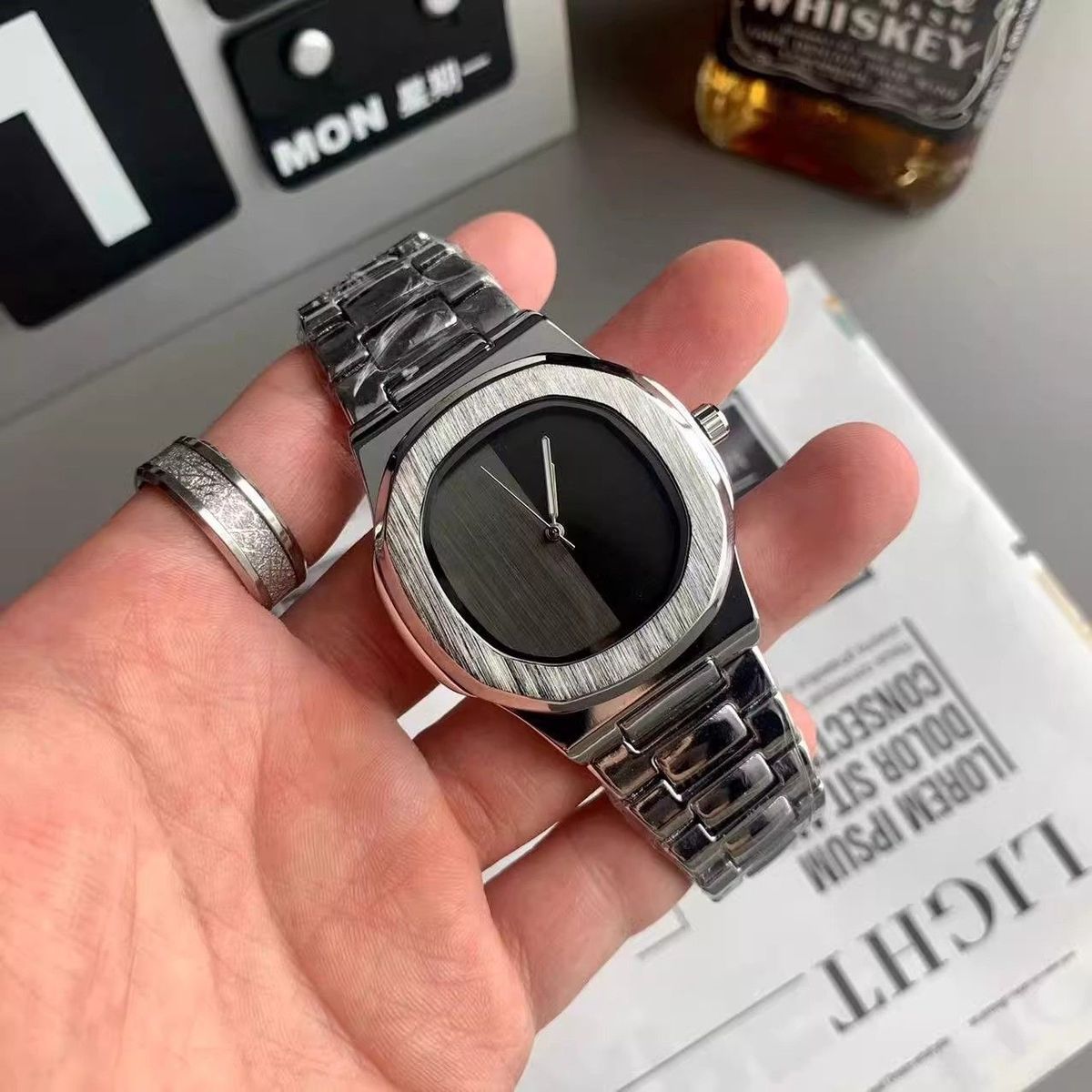 カスタムロゴ入りメンズクォーツ腕時計 ミニマリストステンレス - Luxury Watch Logos のレビューと価格